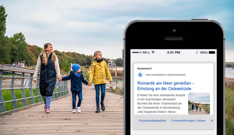 Familie in Boltenhagen macht einen Spaziergang an der Ostseeküste im Herbst