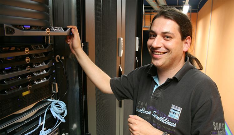 Stefan Taute im Serverraum des PLANET IC Rechenzentrums Stefan Taute im Serverraum des PLANET IC Rechenzentrums