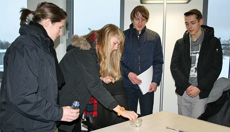 Praktikanten beim Kokeln Praktikanten beim Kokeln