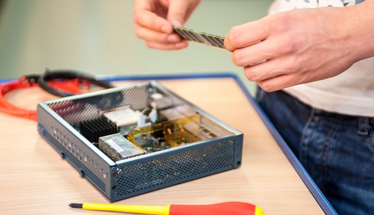 PLANET IC Rechenzentrum Mitarbeiter werkelt am Reck