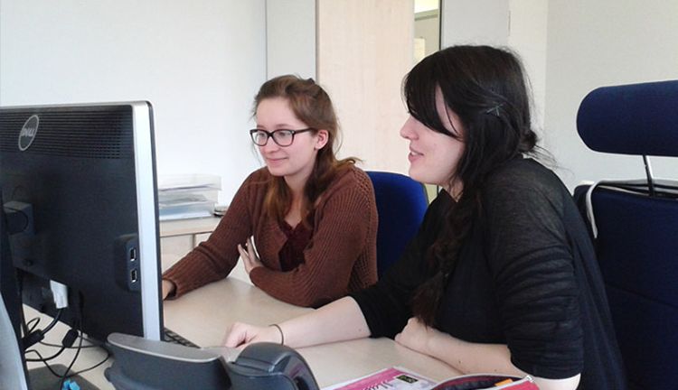 Auszubildende Saphira zeigt Anne-Ros Aufgaben im Bereich Webdesign Auszubildende Saphira zeigt Anne-Ros Aufgaben im Bereich Webdesign