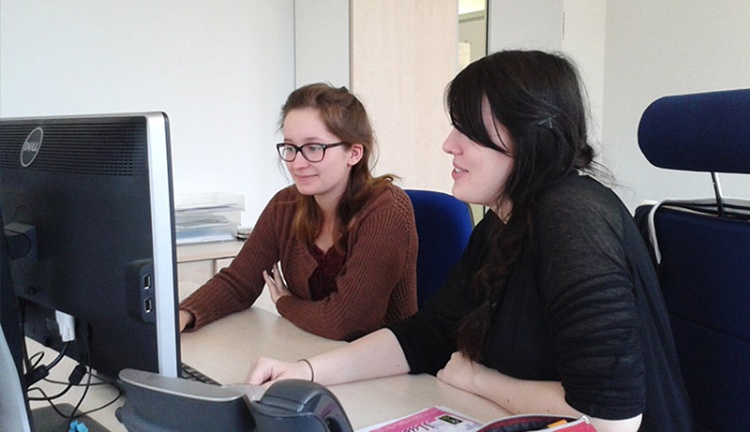 Auszubildende Saphira zeigt Anne-Ros Aufgaben im Bereich Webdesign Auszubildende Saphira zeigt Anne-Ros Aufgaben im Bereich Webdesign