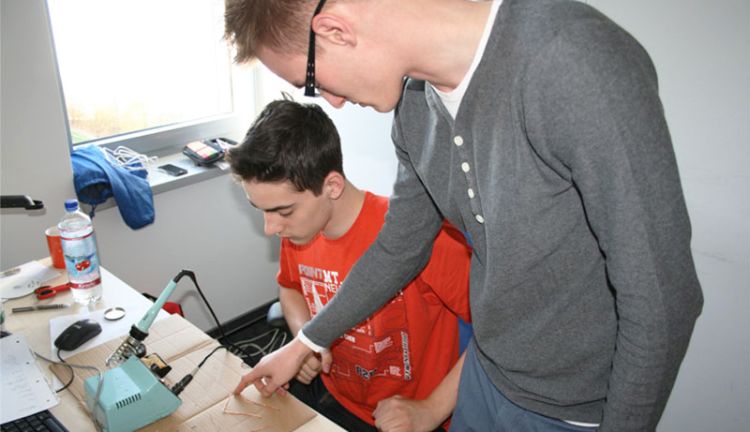 Schülerpraktikum: Programmieren, Kabel löten und Marketing Schülerpraktikum: Programmieren, Kabel löten und Marketing