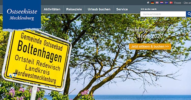 Screenshot der Startseite von www.ostseeferien.de Frühjahr 2020 mit dem Ortsschild von Boltenhagen vor einem Baum vor blauem Himmel und Meer im Hintergrund