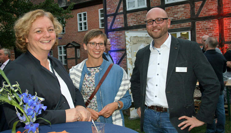 Gemeinsam mit unseren Kunden beim Sommerfest 2018 in Schwerin Steffen Manzke mit Melanie Jeschke und Anett Bierholz vom Verband Mecklenburgische Ostseeküste