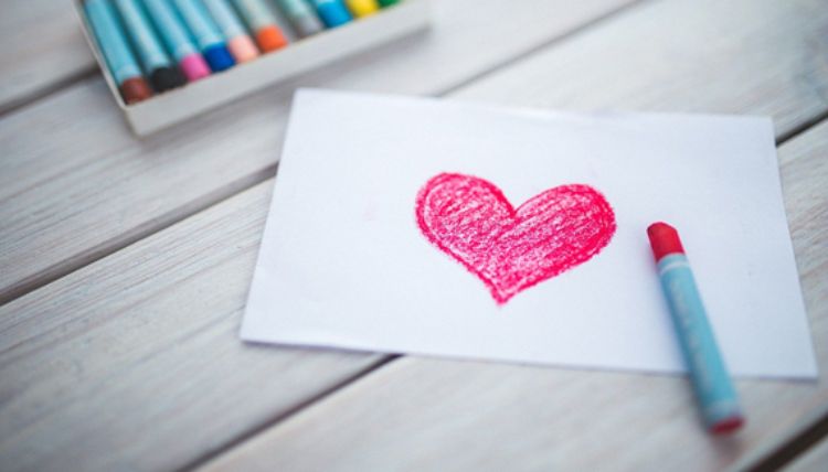 Ein Herz für Kinder Rotes Herz auf Papier mit Wachsmalstift