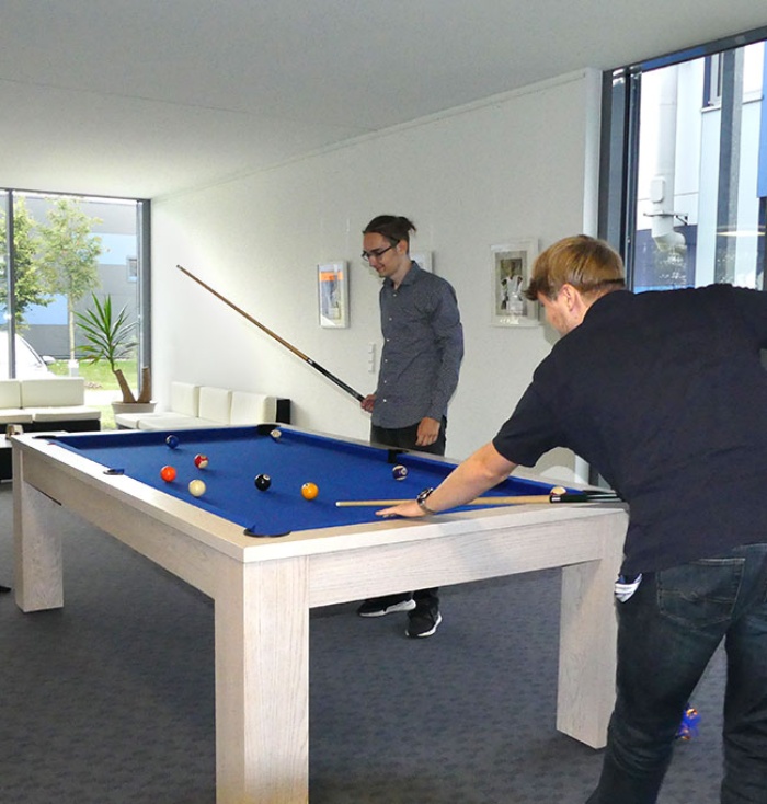 PLANET IC Azubis beim Billiard spielen